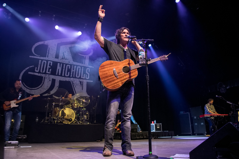 Joe Nichols “Never Gets Old” Tour at Orpheum Theater Chicago Concert