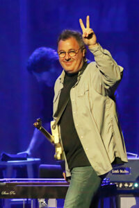 On an Eagles break, "Guitar Slinger" Vince Gill gives Chicago Theatre a